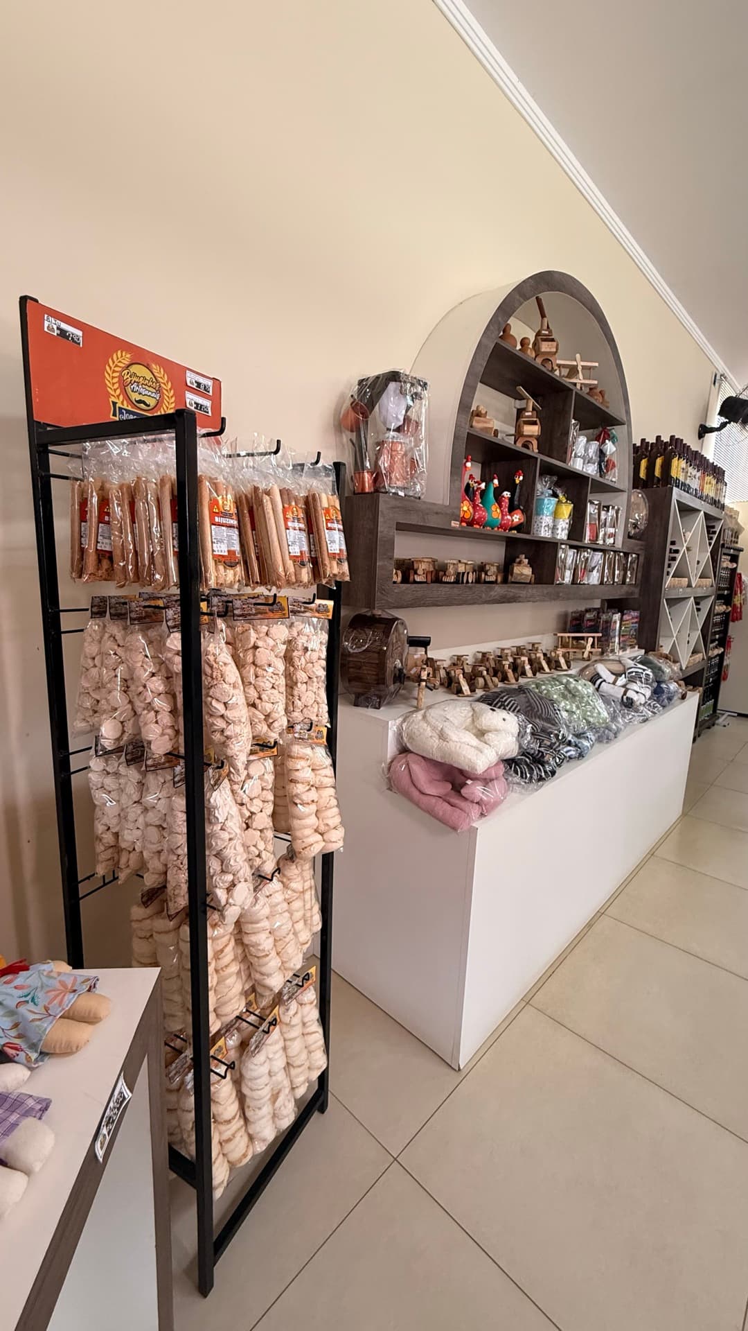 Expositor de suspiros, artesanato e lembranças mineiras no empório