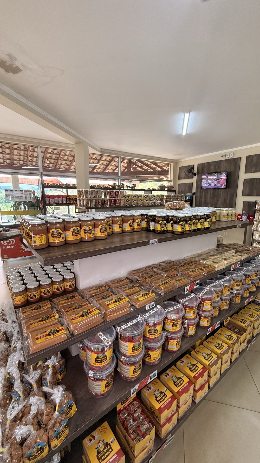 Vista ampla do empório com expositores de doces e produtos regionais