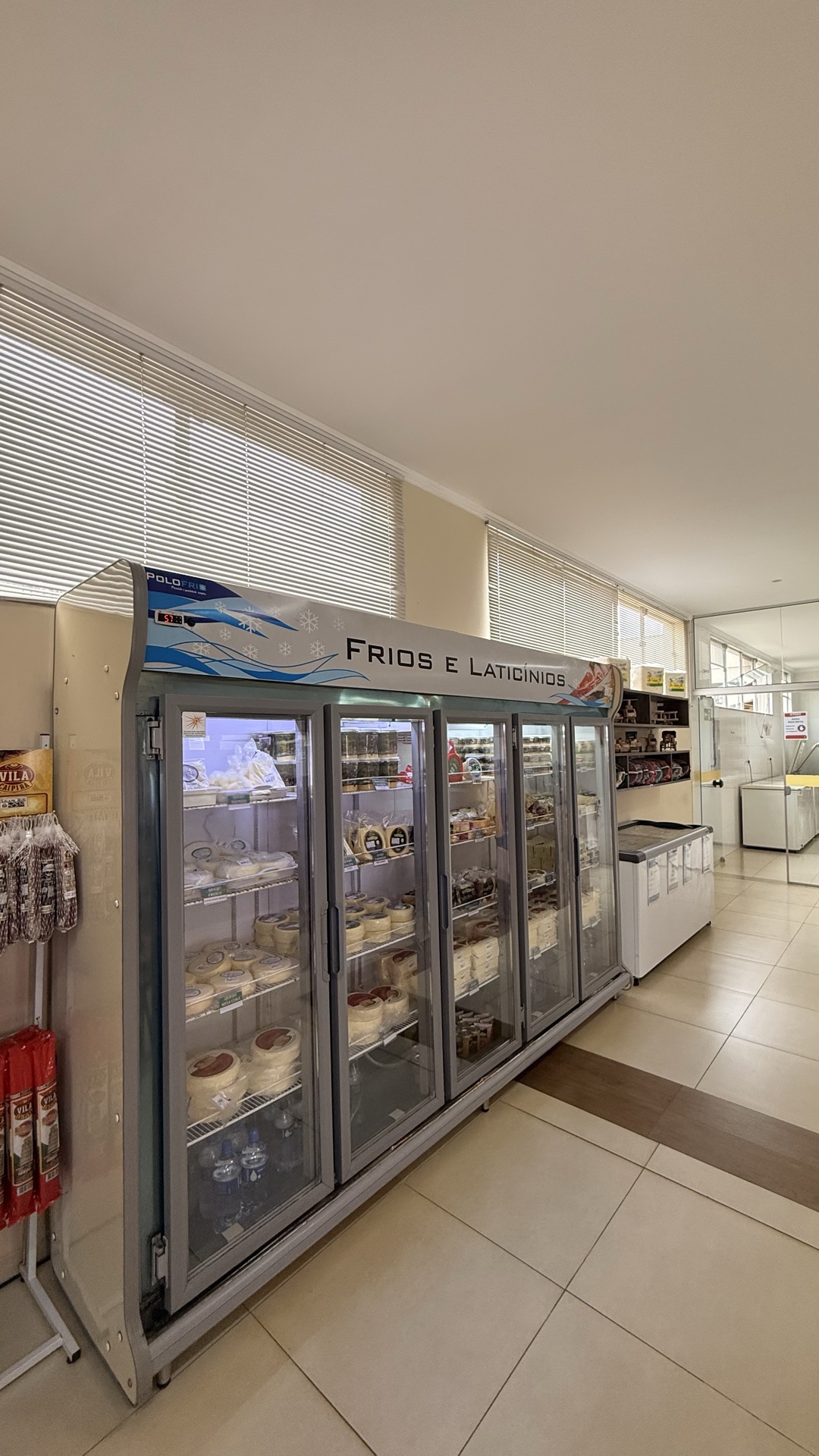 Área de frios e laticínios do empório com vitrines refrigeradas