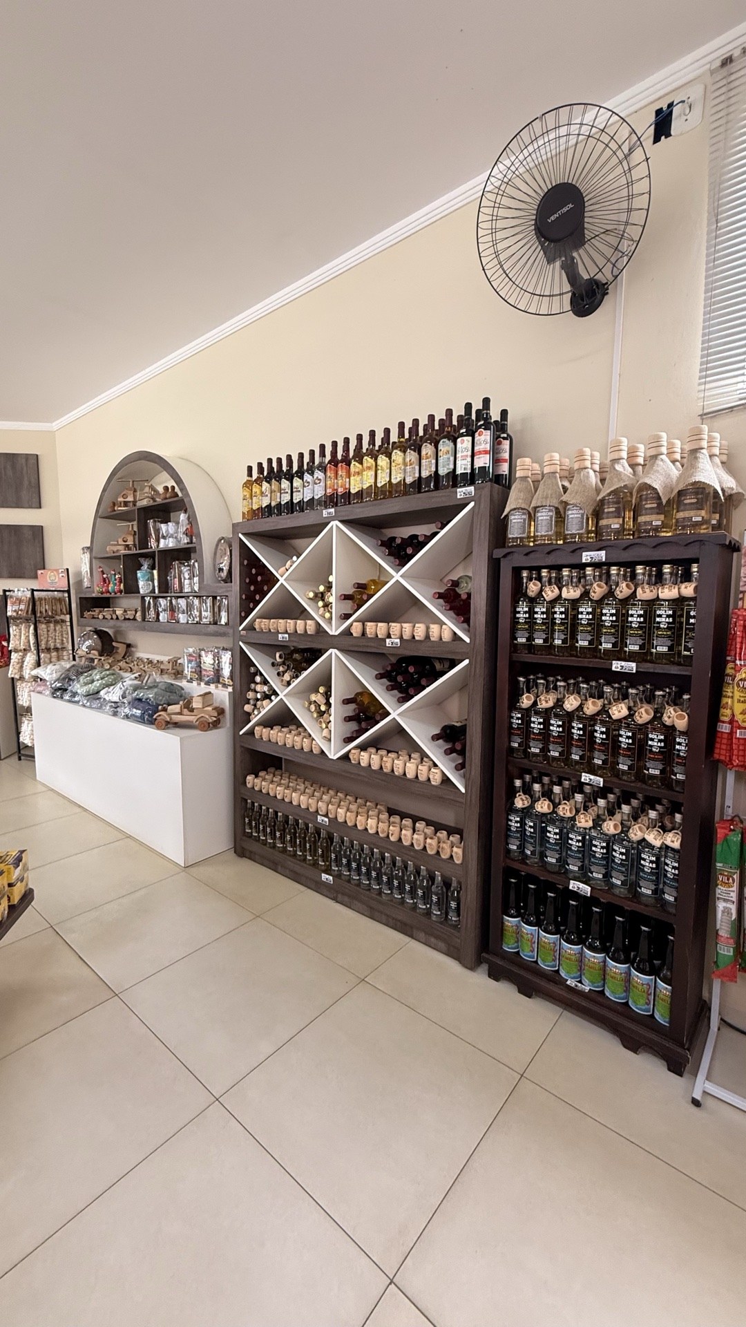 Expositor de bebidas, cachaças e produtos artesanais no empório