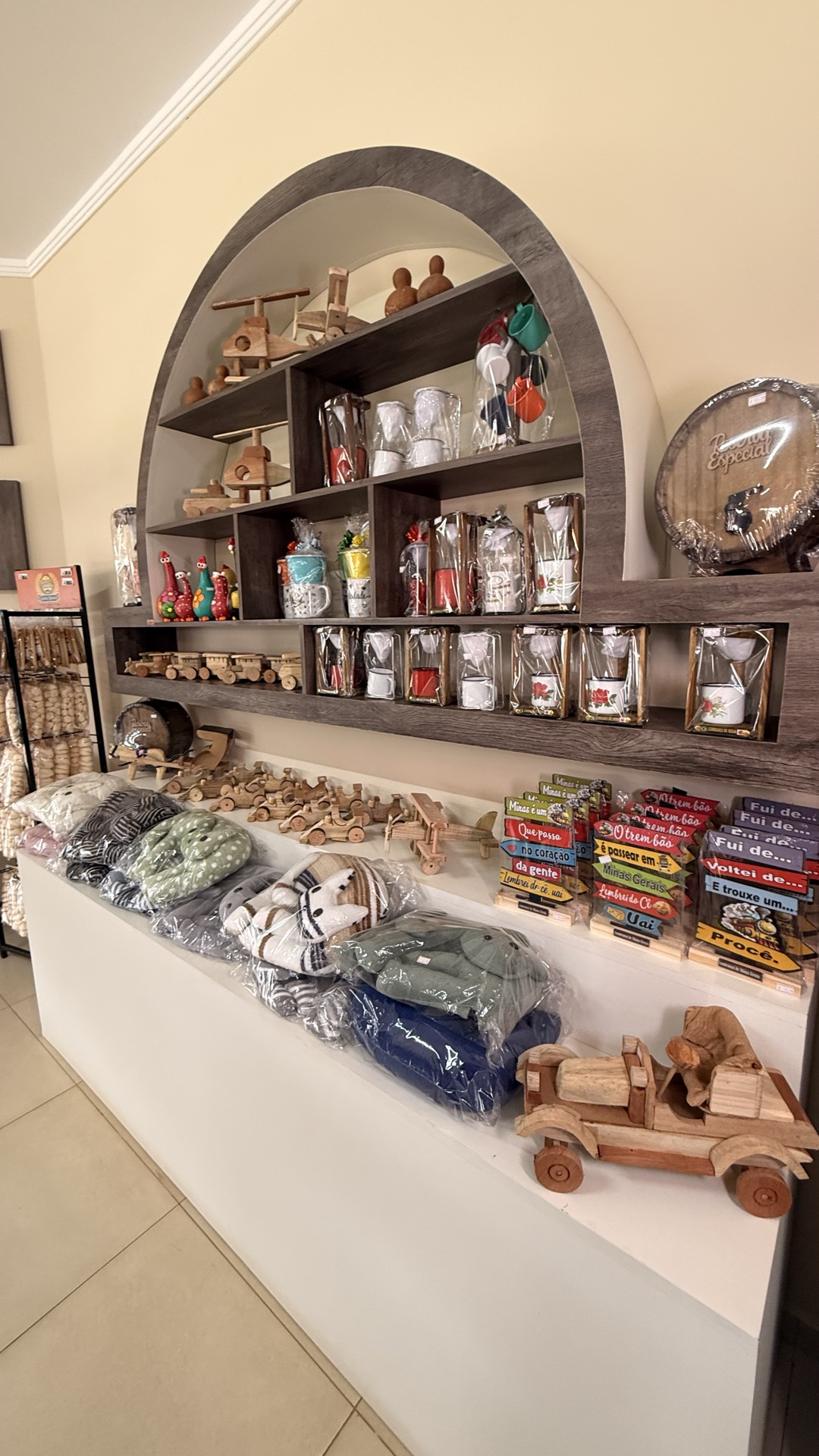 Prateleira de presentes e artesanato regional dentro do empório
