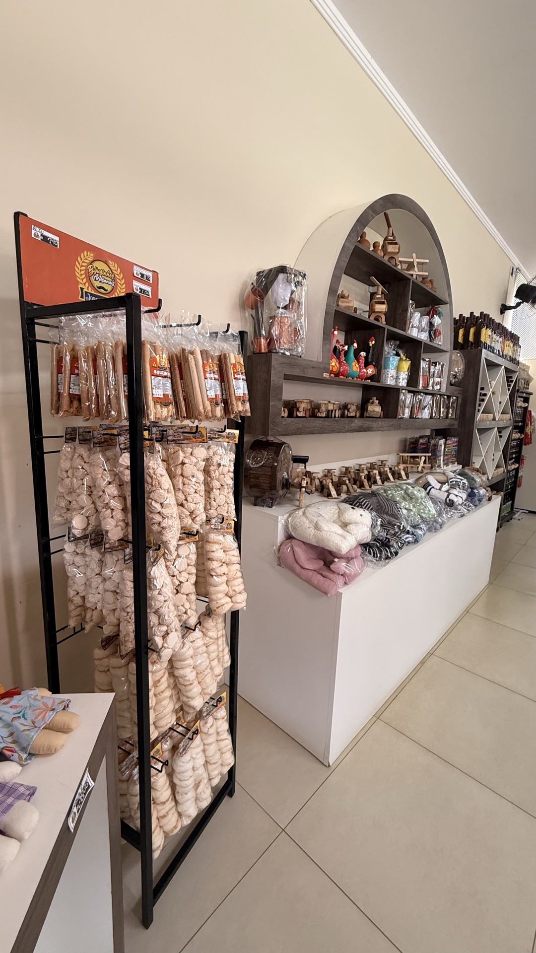 Expositor de suspiros, artesanato e lembranças mineiras no empório